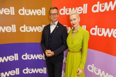 D?WELL Public Opening Event - Jeannine Halene, Moderatorin des Abends und Inhaberin der Agentur Rheinschurken mit D?ssel-stock-foto