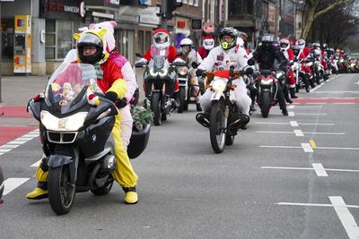 CNTVhamburg: Verkleidete Motorrad Fahrer Weihnachtsmotive Weihnachtsmann Motorrad Konvoi mit ca. 200 Teilnehmern 30.11.2025 Hamburg Harte Jungs und coole M?dels k?nnen auch ganz weich. Ca. 200 Motorradfahrer und Motorradfahrerinnen beteiligten sich am heutigen 1. Advent an einer Charity Spendenaktion. Als Weihnachtsmann, Weihnachtfrau, Engel, Grinch und Rentier verkleidet fuhren die Biker mit ihren weihnachtlich dekorierten Bikes und Trikes durch Hamburg und sammelten an verschiedenen Stellen Spenden f?r den Hamburger Lufthafen eine Station des Kinderkrankenhauses Altona Hamburg Deutschland *** CNTVhamburg Disguised motorcyclists Christmas motifs Santa Claus motorcycle convoy with approx. 200 participants 30 11 2025 Hamburg Tough guys a-stock-foto