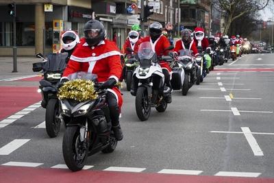 CNTVhamburg: Verkleidete Motorrad Fahrer Weihnachtsmotive Weihnachtsmann Motorrad Konvoi mit ca. 200 Teilnehmern 30.11.2025 Hamburg Harte Jungs und coole M?dels k?nnen auch ganz weich. Ca. 200 Motorradfahrer und Motorradfahrerinnen beteiligten sich am heutigen 1. Advent an einer Charity Spendenaktion. Als Weihnachtsmann, Weihnachtfrau, Engel, Grinch und Rentier verkleidet fuhren die Biker mit ihren weihnachtlich dekorierten Bikes und Trikes durch Hamburg und sammelten an verschiedenen Stellen Spenden f?r den Hamburger Lufthafen eine Station des Kinderkrankenhauses Altona Hamburg Deutschland *** CNTVhamburg Disguised motorcyclists Christmas motifs Santa Claus motorcycle convoy with approx. 200 participants 30 11 2025 Hamburg Tough guys a-stock-foto