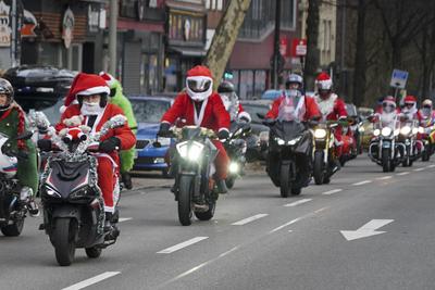 CNTVhamburg: Verkleidete Motorrad Fahrer Weihnachtsmotive Weihnachtsmann Motorrad Konvoi mit ca. 200 Teilnehmern 30.11.2025 Hamburg Harte Jungs und coole M?dels k?nnen auch ganz weich. Ca. 200 Motorradfahrer und Motorradfahrerinnen beteiligten sich am heutigen 1. Advent an einer Charity Spendenaktion. Als Weihnachtsmann, Weihnachtfrau, Engel, Grinch und Rentier verkleidet fuhren die Biker mit ihren weihnachtlich dekorierten Bikes und Trikes durch Hamburg und sammelten an verschiedenen Stellen Spenden f?r den Hamburger Lufthafen eine Station des Kinderkrankenhauses Altona Hamburg Deutschland *** CNTVhamburg Disguised motorcyclists Christmas motifs Santa Claus motorcycle convoy with approx. 200 participants 30 11 2025 Hamburg Tough guys a-stock-foto