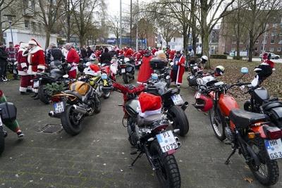 CNTVhamburg: Verkleidete Motorrad Fahrer Weihnachtsmotive Weihnachtsmann Motorrad Konvoi mit ca. 200 Teilnehmern 30.11.2025 Hamburg Harte Jungs und coole M?dels k?nnen auch ganz weich. Ca. 200 Motorradfahrer und Motorradfahrerinnen beteiligten sich am heutigen 1. Advent an einer Charity Spendenaktion. Als Weihnachtsmann, Weihnachtfrau, Engel, Grinch und Rentier verkleidet fuhren die Biker mit ihren weihnachtlich dekorierten Bikes und Trikes durch Hamburg und sammelten an verschiedenen Stellen Spenden f?r den Hamburger Lufthafen eine Station des Kinderkrankenhauses Altona Hamburg Deutschland *** CNTVhamburg Disguised motorcyclists Christmas motifs Santa Claus motorcycle convoy with approx. 200 participants 30 11 2025 Hamburg Tough guys a-stock-foto