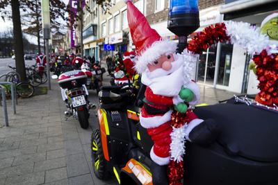CNTVhamburg: Verkleidete Motorrad Fahrer Weihnachtsmotive Weihnachtsmann Motorrad Konvoi mit ca. 200 Teilnehmern 30.11.2025 Hamburg Harte Jungs und coole M?dels k?nnen auch ganz weich. Ca. 200 Motorradfahrer und Motorradfahrerinnen beteiligten sich am heutigen 1. Advent an einer Charity Spendenaktion. Als Weihnachtsmann, Weihnachtfrau, Engel, Grinch und Rentier verkleidet fuhren die Biker mit ihren weihnachtlich dekorierten Bikes und Trikes durch Hamburg und sammelten an verschiedenen Stellen Spenden f?r den Hamburger Lufthafen eine Station des Kinderkrankenhauses Altona Hamburg Deutschland *** CNTVhamburg Disguised motorcyclists Christmas motifs Santa Claus motorcycle convoy with approx. 200 participants 30 11 2025 Hamburg Tough guys a-stock-foto