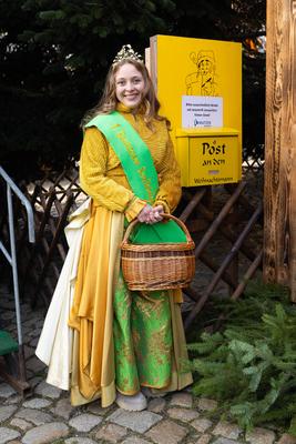 Die Bautzener Senfk?nigin Vivien Lenz am Weihnachtspostamt beim Stollenanschnitt und Er?ffnung des 642. Bautzener Wenzel-stock-foto