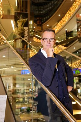 D?WELL Public Opening Event - D?sseldorfs B?rgermeister Josef Hinkel sprach beim feierlichen Opening D?sseldorf D?WELL N-stock-foto