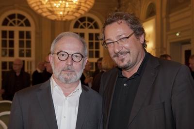 Preistr?ger Thomas H?rlimann und Uwe B. Carstensen (re., S. Fischer Verlage, Verlagsleiter Theater und Medien) anl?ssli-stock-foto
