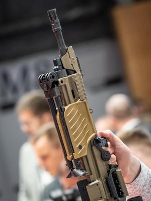 Eurosatory 2024 R?stungsmesse in Villepinte bei Paris, Frankreich Handfeuerwaffen am Messestand der Firma Heckler & Koch-stock-foto