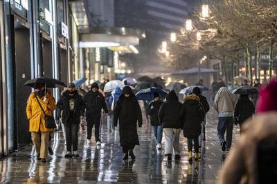 Regenwetter, Eisregen, Fussg?ngerzone Zeil, Einkaufsstra?e, Hochaus Skyline in Wolken, Passanten hasten durch das feucht-stock-foto