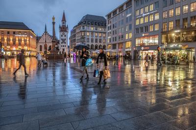 News Bilder des Tages Münchner beim Shopping im Regen, Passantinnen auf dem leeren Marienplatz, München, 11. Januar 2023-stock-foto
