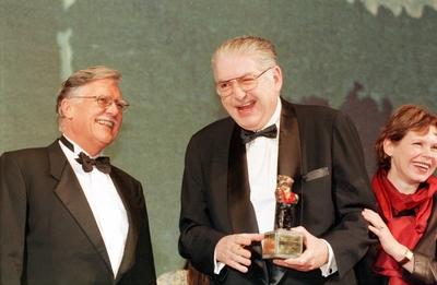 1/ Berlinale 99: Festivalleiter Moritz de Hadeln bekommt einen Hosentr?gerb?r von Michael Ballhaus & Renate Kr?ssner, a-stock-foto