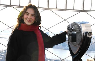 Stella Cole Visits The Empire State Building-stock-foto