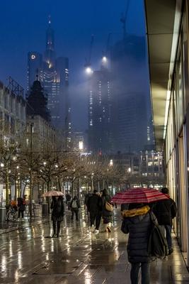 Regenwetter, Eisregen, Fussg?ngerzone Zeil, Einkaufsstra?e, Hochaus Skyline in Wolken, Passanten hasten durch das feucht-stock-foto
