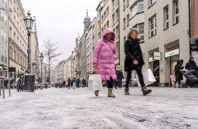 Shopping in der verschneiten Sendlinger Straße, München, 21. Januar 2023 Deutschland, München, 21. Januar 2023, Shopping-stock-foto