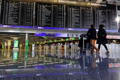 21.02.2021, Frankfurt am Main, Hessen, GER - Nur wenige Passagiere verlieren sich in Zeiten der Coronakrise im Terminal-stock-foto
