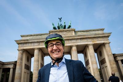 Cem ?zdemir Radfahren Radtour durch Berlin mit Cem ?zdemir, B?ndnis 90/Gr?ne, Vorsitzender des Vehrkehrsausschusses im D-stock-foto