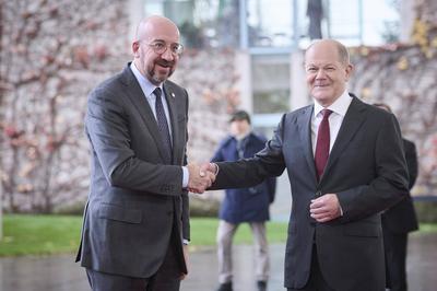 Berlin, Vorfahrt der Teilnehmer zum Compact with Africa im Bundeskanzleramt Bundeskanzler Olaf Scholz (SPD) begr??t Char-stock-foto