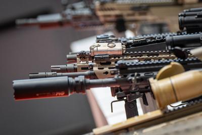 Eurosatory 2024 R?stungsmesse in Villepinte bei Paris, Frankreich Handfeuerwaffen am Messestand der Firma Heckler & Koch-stock-foto