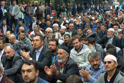 _140919 wpBerlin etwa 1 000 Muslime beteten an der MEVLANA Moschee auf der Skalitzer Stra?e nahe d-stock-foto