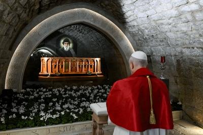 LEBANON - POPE LEO XIV DELIVES HIS SPEECH IN FRONT OF THE TOMB OF SAINT CHARBEL MAKHLOUF AT THE MONASTERY OF SAINT MAROUN , IN THE MOUNTAINOUS VILLAGE OF ANNAYA  - 2025/12/1-stock-foto