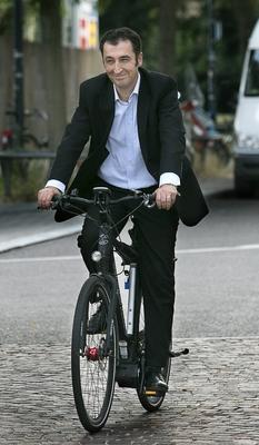 Cem ?zdemir auf dem Elektro Bike in Stuttgart Cem ?zdemir auf dem Elektro Bike in Stuttgart-stock-foto