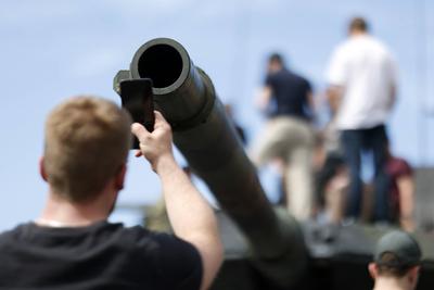 Besucher klettern auf einen Kampfpanzer Leopard 2 beim Tag der Bundeswehr in der Innenstadt von Mayen. Hier zeigt die Tr-stock-foto