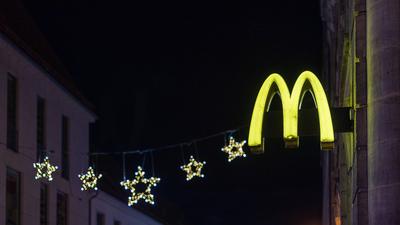 Fu?g?ngerzone bei Nacht, Erlangen, 01.12.2025-stock-foto