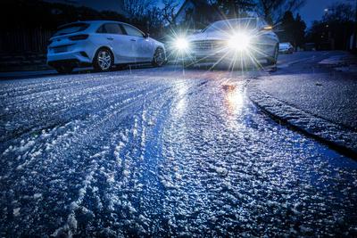 Eisglatte Stra?en am Montagmorgen um 7:30 Uhr, Vorsicht Eisgl?tte, Warnwetter, M?nchen, November 2025-stock-foto