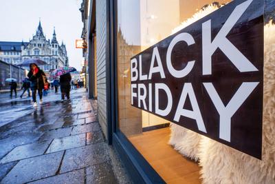 Black Friday, Werbung im Schaufenster eines Modegesch?fts in der Fu?g?ngerzone, M?nchen, November 2025-stock-foto