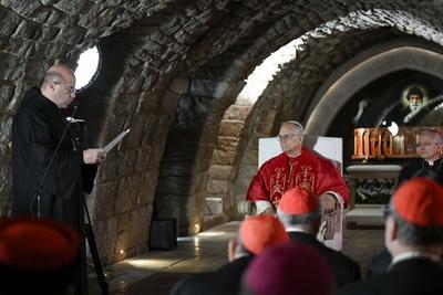 LEBANON - POPE LEO XIV DELIVES HIS SPEECH IN FRONT OF THE TOMB OF SAINT CHARBEL MAKHLOUF AT THE MONASTERY OF SAINT MAROUN , IN THE MOUNTAINOUS VILLAGE OF ANNAYA  - 2025/12/1-stock-foto
