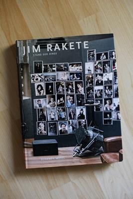 Bildband Jim Rakete - Stand der Dinge zur Ausstellung Stand der Dinge im Deutschen Filmmuseum Frankfurt-stock-foto