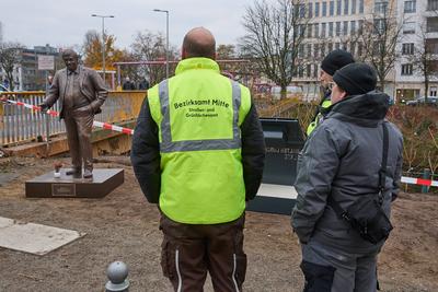 Aktionskuenstler errichten Walter Luebcke Memorial vor CDU-Zentrale-stock-foto