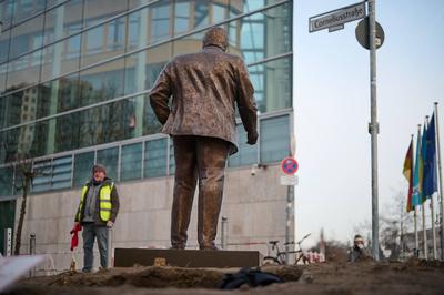 Aktionskuenstler errichten Walter Luebcke Memorial vor CDU-Zentrale-stock-foto