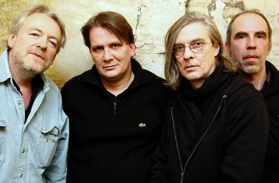 12/ Gruppenfoto: Element Of Crime im Studio, v.l. Bassist David Young, S?nger Sven Regener, drummer Richard Pappik, Git-stock-foto