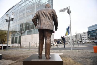 Aktionskuenstler errichten Walter Luebcke Memorial vor CDU-Zentrale-stock-foto