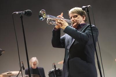 93/ Richard Pappik (Schlagzeug), Sven Regener (Gesang, Gitarre, Trompete), ELEMENT OF CRIME , SCHAFE, MONSTER UND M?USE-stock-foto