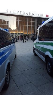 Feature Symbol Hauptbahnhof K?ln 01 16 pp Polizeipr?senz am K?lner Hauptbahnhof Bahnhofsvorplatz-stock-foto