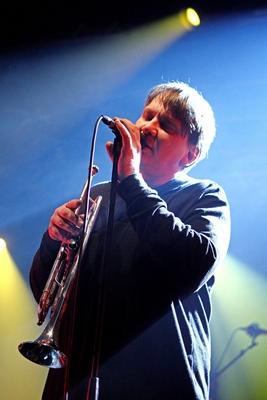 S?nger , Gitarrist und Trompeter Sven Regener ( GER / Element of Crime ) w?hrend eines Konzertes im Rahmen ihrer Tour 2-stock-foto