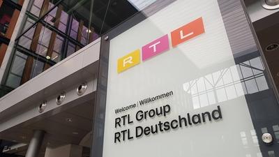 Feature / Symbol: Sitz von RTL in K?ln 11/21 pp Firmenschild der Mediengruppe RTL in den K?lner Rheinhallen im November-stock-foto