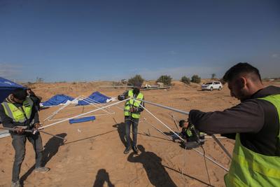 Egyptian Committee Begins Setting Up Large Humanitarian Camp in Netzarim Corridor, Central Gaza.-stock-foto