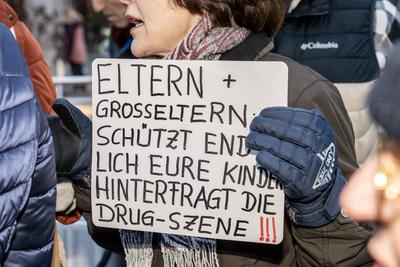 Rechte Demonstrantin protestiert gegen die Dragqueen-Lesung f?r Kinder mit Dragqueen Vicky Voyage in der Stadtbibliothek Moosach, M?nchen, 1. Dezember 2025-stock-foto