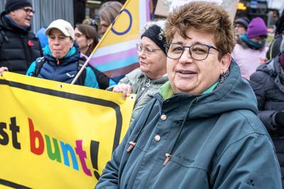 Micky Wenngatz, Vorsitzende des Vereins M?nchen ist bunt! e.V., Gegendemo gegen rechtsextreme Demonstranten am Rande der Dragqueen-Lesung von Vicky Voyage in der Stadtbibliothek Moosach, M?nchen, 1. Dezember 2025-stock-foto