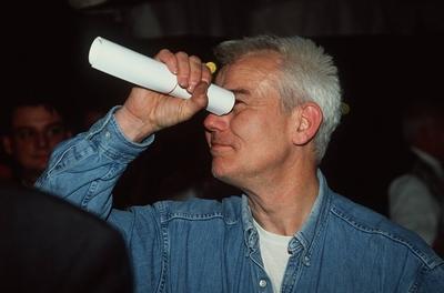 Jim Rakete (Starfotograf) 01/98 her Mann Fotografie Profi Gesellschaft grauhaarig Stoppelschnitt leger Jeanshemd T-Shir-stock-foto