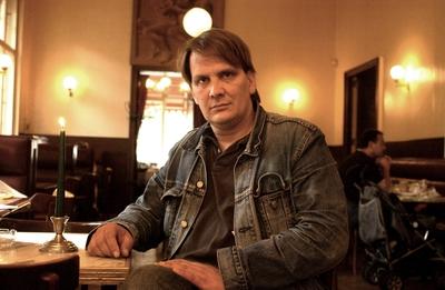 1/ Portrait: Sven Regener im Berliner Cafe Einstein, deutscher Saenger der Band Element Of Crime, Schriftsteller, Autho-stock-foto