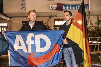 AfD Demonstranten protestieren gegen Dragqueen-Lesung f?r Kinder vor der Stadtbibliothek Moosach, M?nchen, 1. Dezember 2025-stock-foto