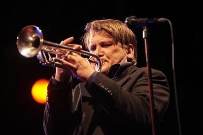 S?nger Sven Regener (Element of Crime) w?hrend eines Konzerts in Northeim-stock-foto