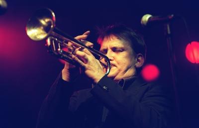 Sven Regener (S?nger, Element of Crime ) 01/02 thg Mann Musik Band Gruppe Pop Rock Popgruppe Rockgruppe leger stehend S-stock-foto