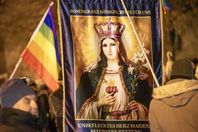 Christlich-fundamentalistischer Protest gegen Dragqueen-Lesung von Vicky Voyage, Lesung f?r Kinder in der Stadtbibliothek Moosach, M?nchen, 1. Dezember 2025-stock-foto