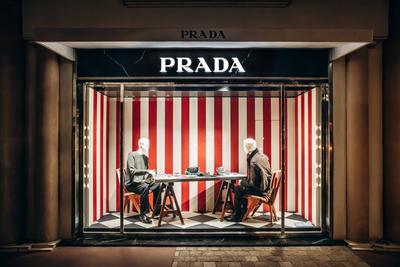 Cannes, Frankreich - 10. November 2024: Schaufenster der Prada-Boutique an der Croisette-Promenade in Cannes-stock-foto