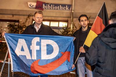 AfD Demonstranten protestieren gegen Dragqueen-Lesung f?r Kinder vor der Stadtbibliothek Moosach, M?nchen, 1. Dezember 2025-stock-foto
