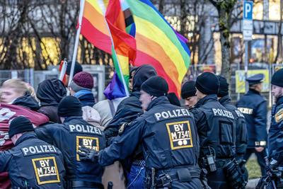 Antifa-Demonstranten werden von der Polizei abgedr?ngt, am Rande der Dragqueen-Lesung von Vicky Voyage, Lesung f?r Kinder in der Stadtbibliothek Moosach, M?nchen, 1. Dezember 2025-stock-foto