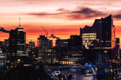 Deutschland, Hamburg, Elbphilharmonie, Elbe, Morgenhimmel, Sonnenaufgang, roter Himmel, gl?hender Horizont, Skyline, Haf-stock-foto